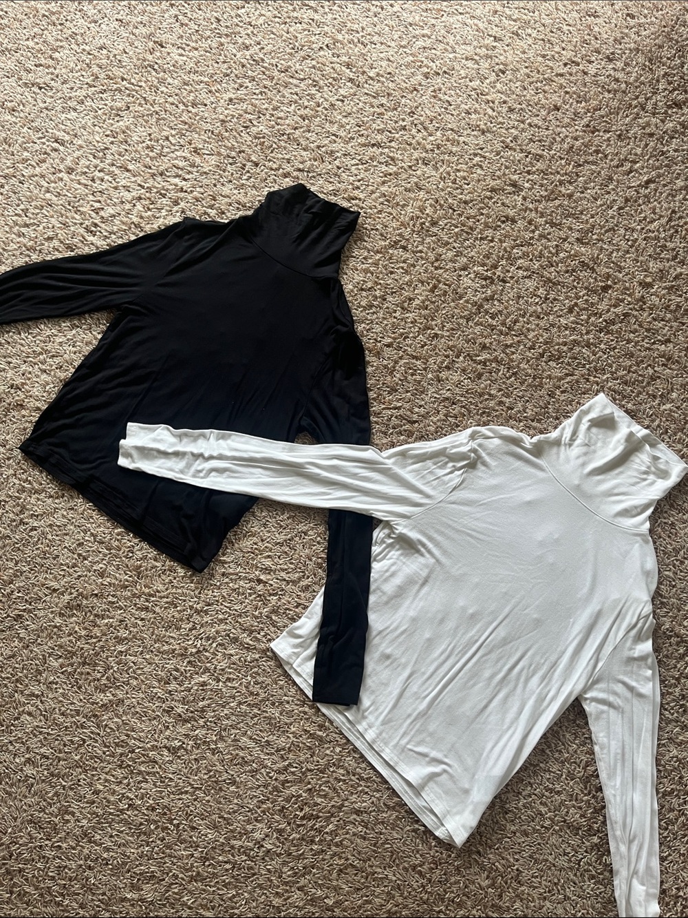 H & M women’s turtle neck long sleeves (set of 2) 🖤🤍